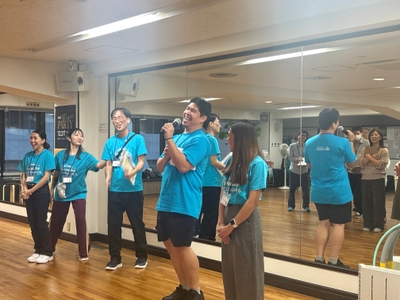 司会進行を務めるフィリピン人教師とQQEnglishスタッフの様子