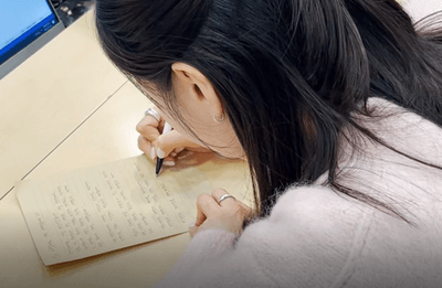 手紙を書いているビョルサラン