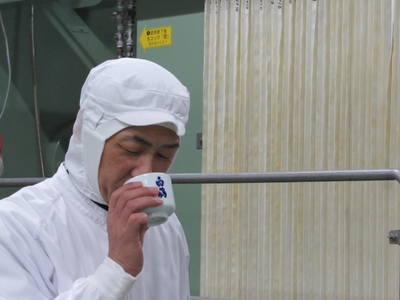 利き酒をする小佐杜氏