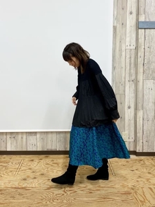 ブルーのスカートにボリュームトップスで華やかに