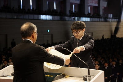 １部の博士課程修了生を代表して学位記を受け取る加藤大志さん