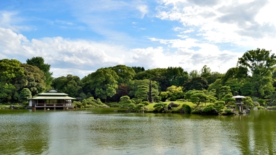 関東大震災と東京大空襲で残った園内唯一の建物「涼亭」（写真左手）