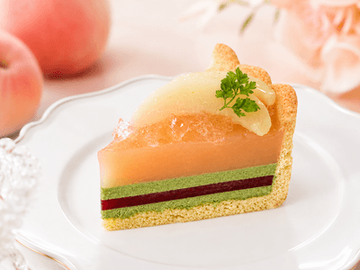 「桃と抹茶のシャルロット」　７０２円