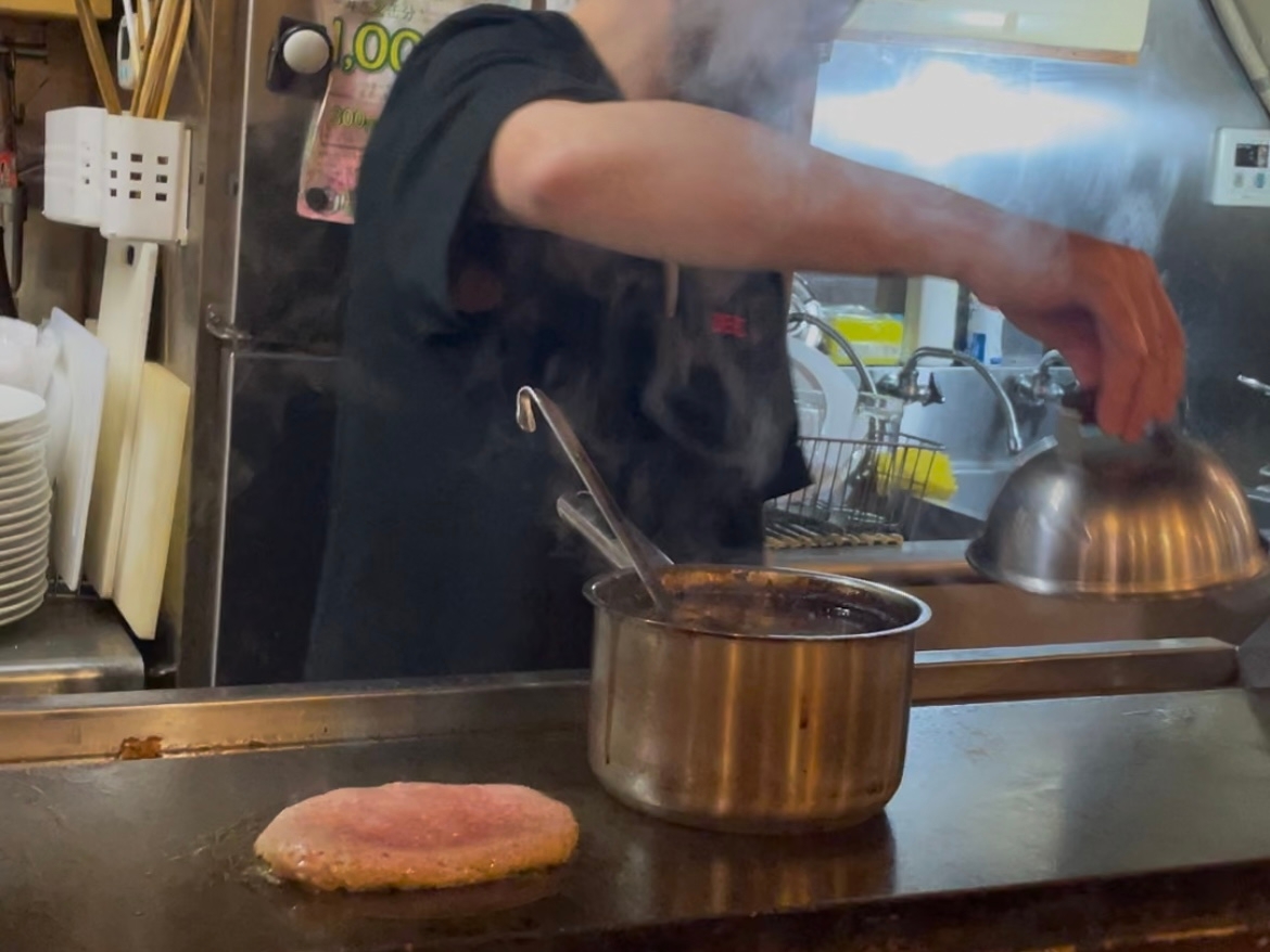 目の前の鉄板で作り上げます