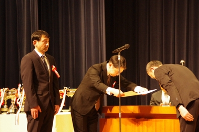 新潟県知事賞（第1位）授与の様子