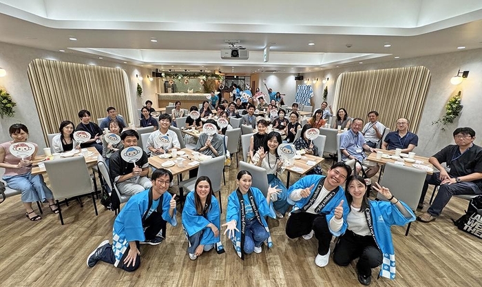 QQナイトラウンジの参加者との全体写真