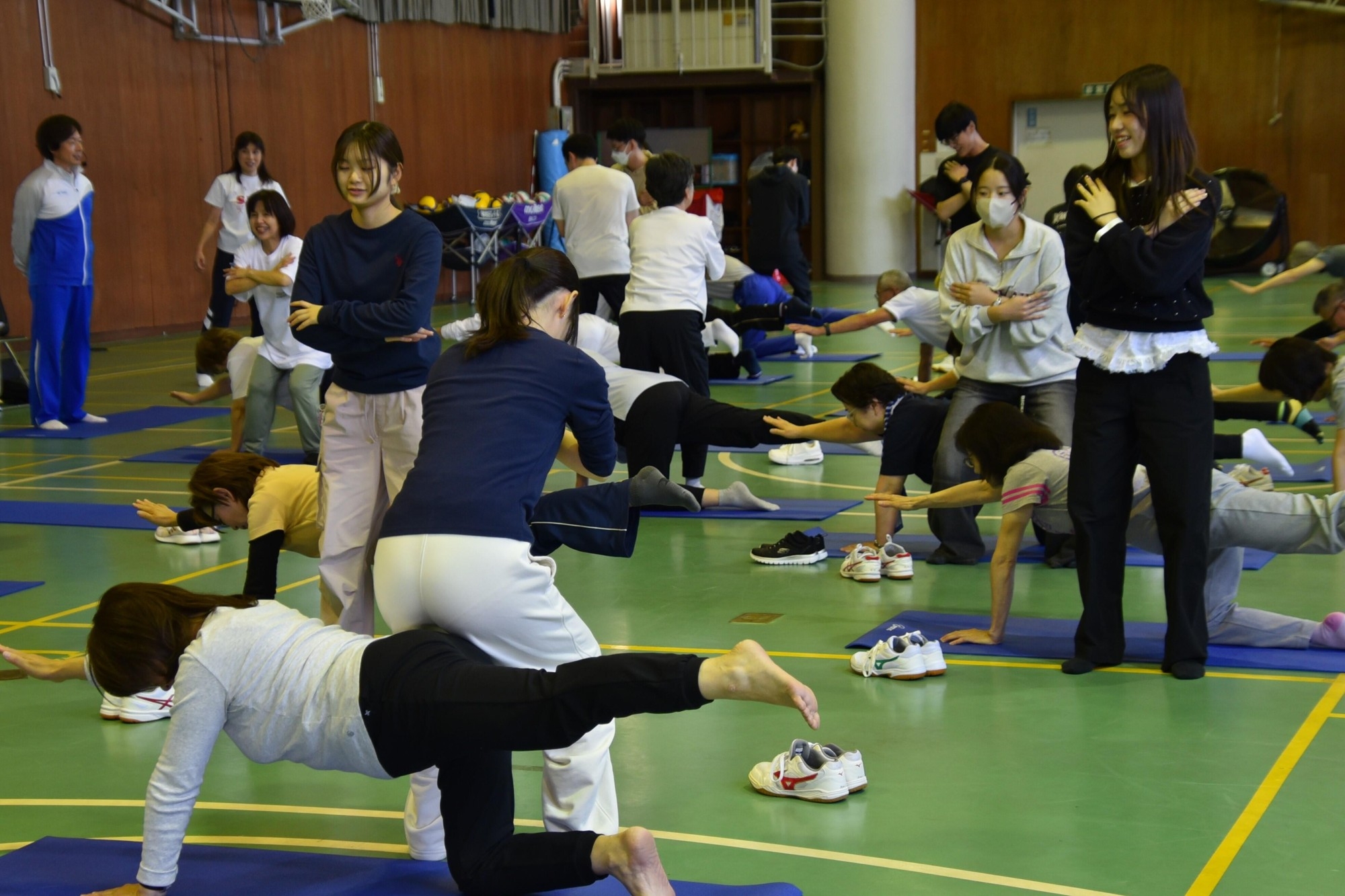 2人1組の運動では学生と一般受講者がペアに