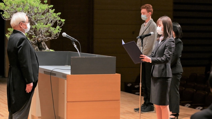 入学宣誓式で新入生代表として宣誓