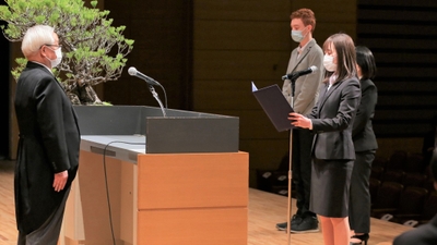 入学宣誓式で新入生代表として宣誓