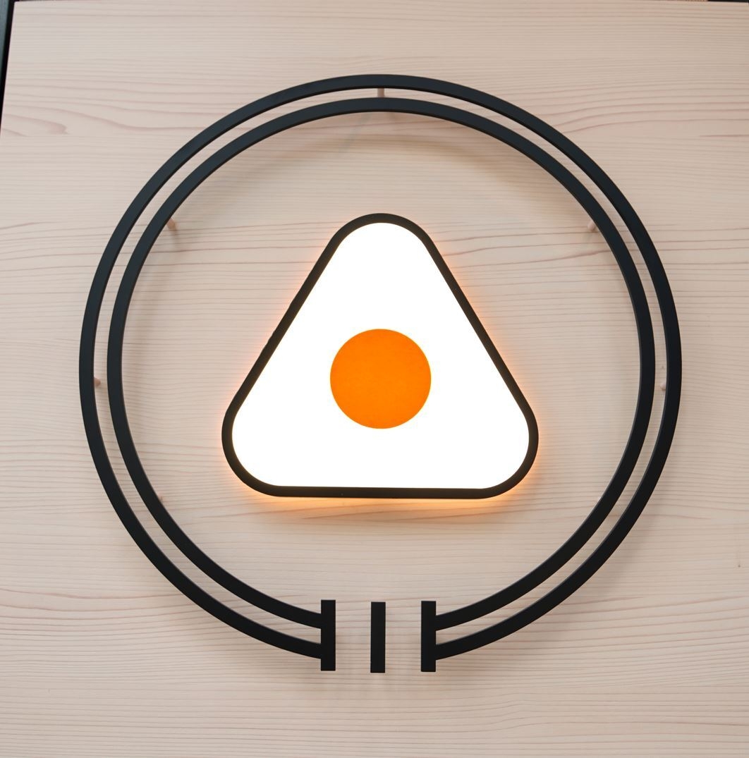 結亭の目印です!おいしいおにぎりをイメージしています