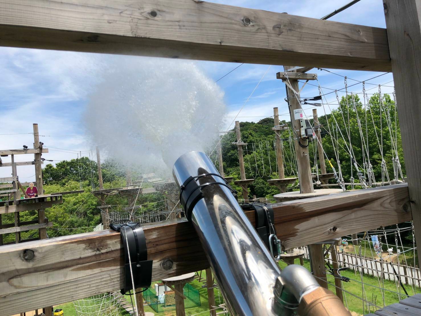 ▲びしょ濡れ必死のアスレチックを駆け巡れ!