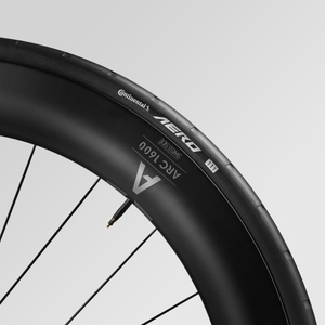 DT Swissの新型ARC 1600 DICUTは、高速性能に優れた第3世代の最新カーボンホイール。前後セット1,709gの65mmのディープリムは軽さと空力性能を高度にバランス。新しいリムの断面形状はユニークなV型で、リム内幅が22mmへと広がり、快適性と高速性能が向上。高品質のDT Swiss 350ハブは、信頼性の高いDTのラチェットシステムを搭載。また、DT AERO COMP®スポークで、圧倒的な信頼性を実現しています。タイヤはフロント：Continental Aero 111, 26mm、リア：Continental Grand Prix 5000 S TR, 28mm。