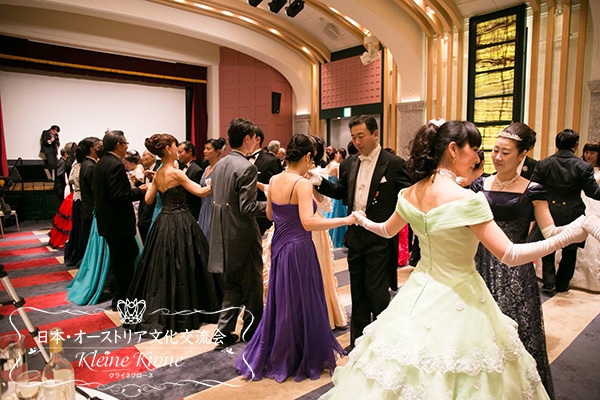 舞踏会の様子(1)