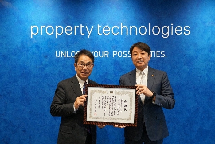 左:尾道市長 平谷 祐宏 様、右:代表取締役社長 濱中 雄大