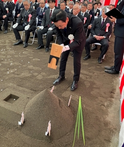 地鎮祭の様子（代表取締役副社長：戸髙聖樹）