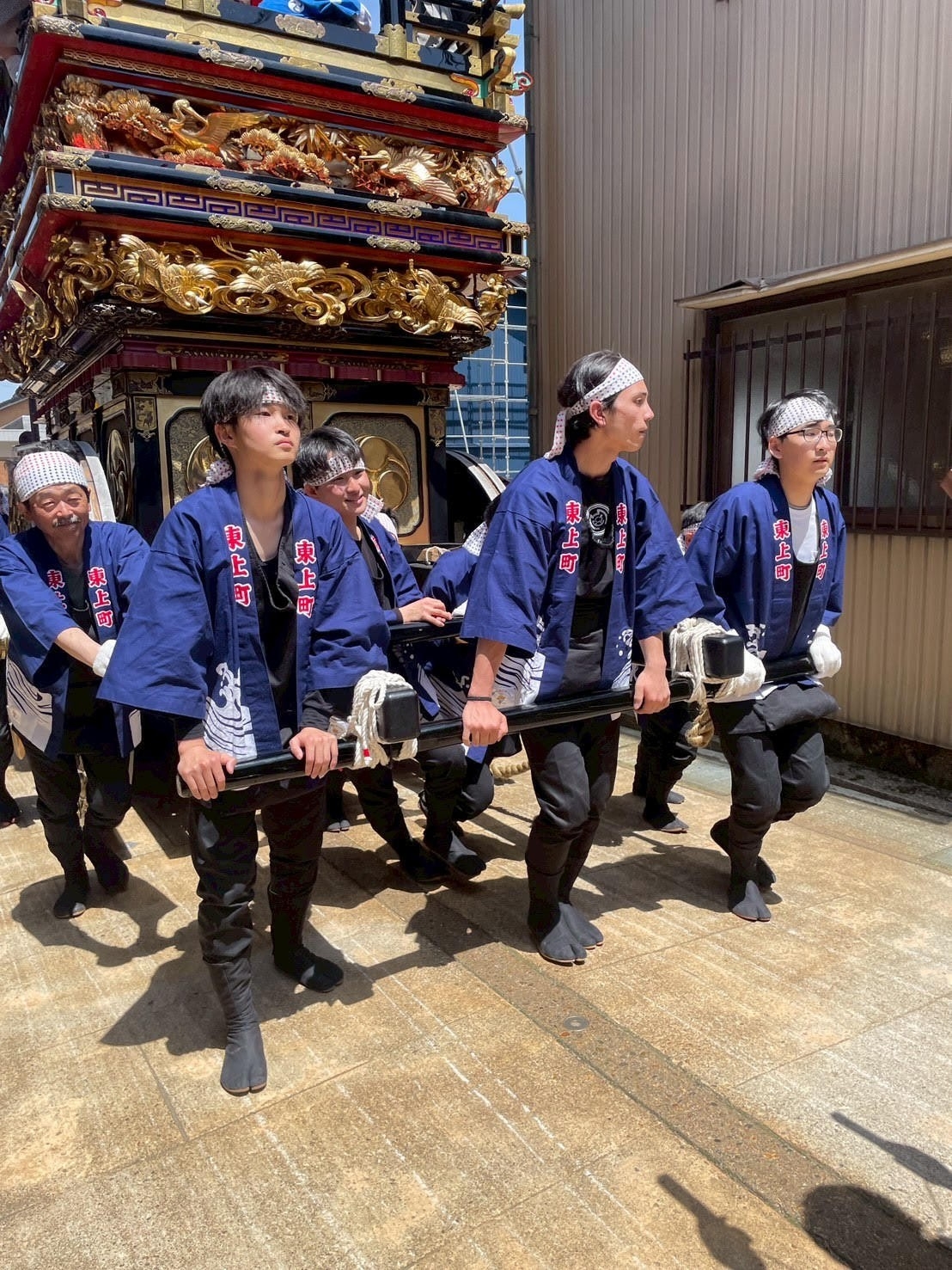 曳山を引く学生たち
