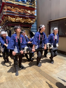 曳山を引く学生たち