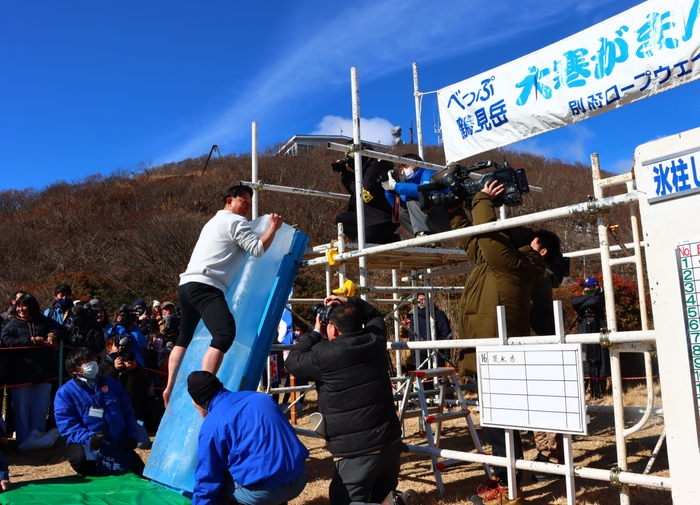 氷柱しがみ付き競争(2025年1月26日撮影)