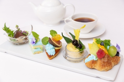 左から、「カツオのたたきニンニク風味」 「メロンのショートケーキ」、「パイナップルのフィナンシェ」 「オクラとオリーブのカッペリーニ」、「フルーツクロワッサン」