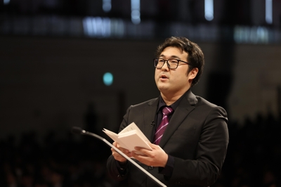 ２部で修了生答辞を述べる稲吉さん