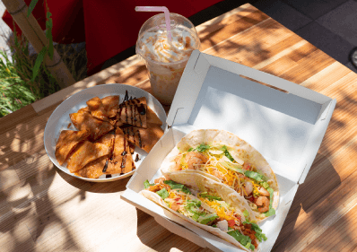 初めて店舗開業した「cafe ＆ bar IZUN」。昼はカフェ、夜はバーとして利用できる飲食店