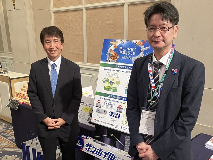 河西特許庁長官(左)と当社展示ブースにて