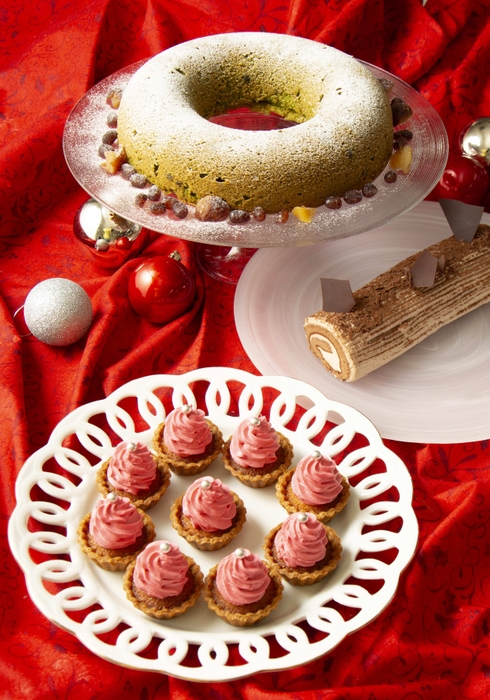 【5日間限定メニュー】上から:抹茶のエンゼル、ブッシュ・ド・ノエル、サンタの帽子タルト