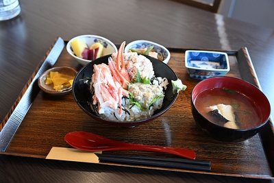 魚津漁業協同組合がプロデュースする食堂で提供されるカニ身丼