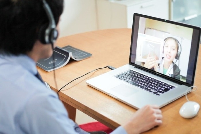 オンライン英会話でのマンツーマンレッスン受講の様子