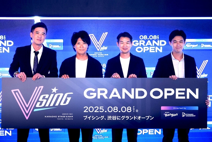 (左から、VSING Chairman Steve、ダイナモアミューズメント 小川社長、川口、VSING CEO Ivan) ※VSING InternationalをVSINGで表記