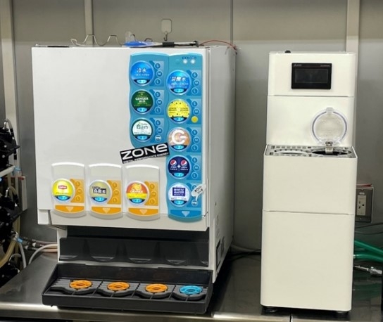 近畿大学東大阪キャンパス内に設置されたドリンクサーバー(左)と「マイボトル洗浄機」試作品(右)