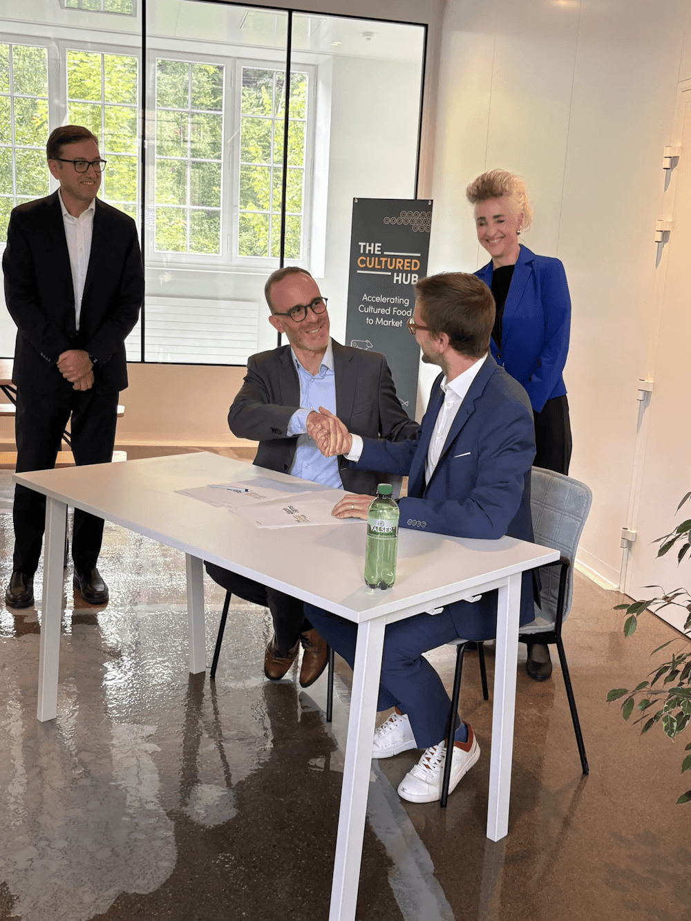 左からThe Cultured Hub AG 取締役会会長ファビオ・カンパニーレ氏、Aleph Farms 共同創業者兼CEOディディエ・トゥービア氏、ヤニック・ジョーンズ氏、チューリッヒ州経済局長カルメン・ウォーカー・シュペー氏