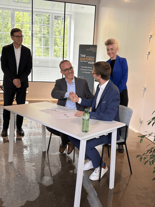 左からThe Cultured Hub AG 取締役会会長ファビオ・カンパニーレ氏、Aleph Farms 共同創業者兼CEOディディエ・トゥービア氏、ヤニック・ジョーンズ氏、チューリッヒ州経済局長カルメン・ウォーカー・シュペー氏