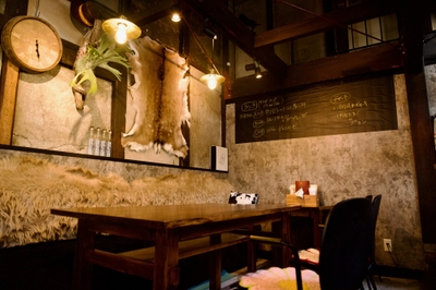 古民家を改装した店内。鹿や熊の毛皮も飾られている