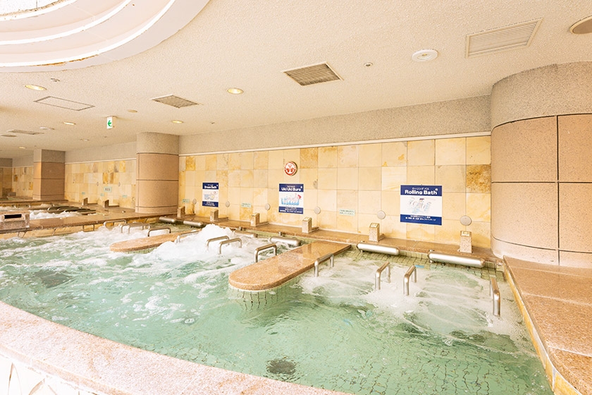 プールサイドのジェットバスも充実!