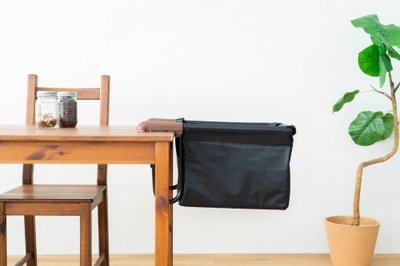 肉球アームのペットチェア Chocorinをテーブルに設置したようす