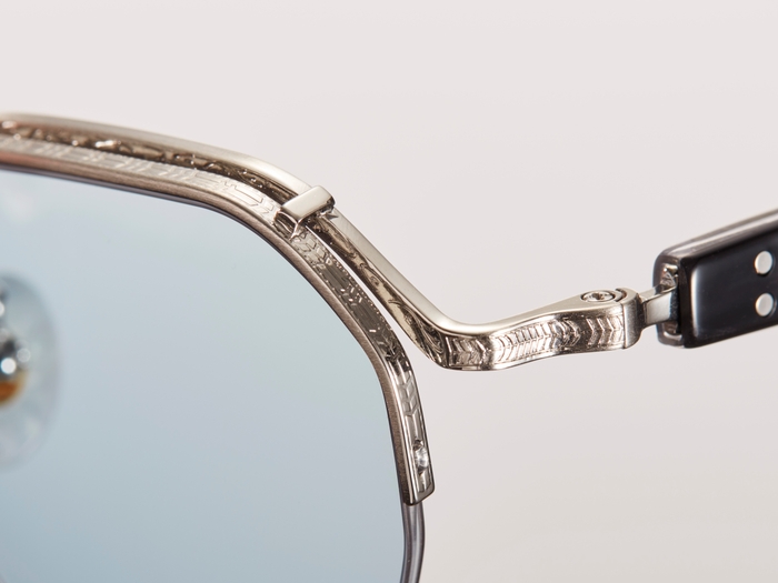 二重構造のフロントや細部の彫金加工が特徴的な コンビネーションフレームも。 サングラスにはブルーなどのライトカラーレンズを 組み合わせ、ヴィンテージ感溢れるデザインです。