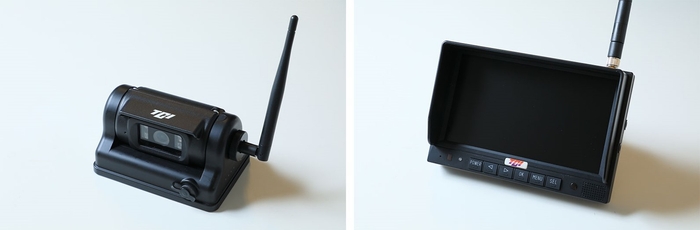 「WMBC-0001」専用カメラ(左)と「WMBM-0001」専用モニター(右)