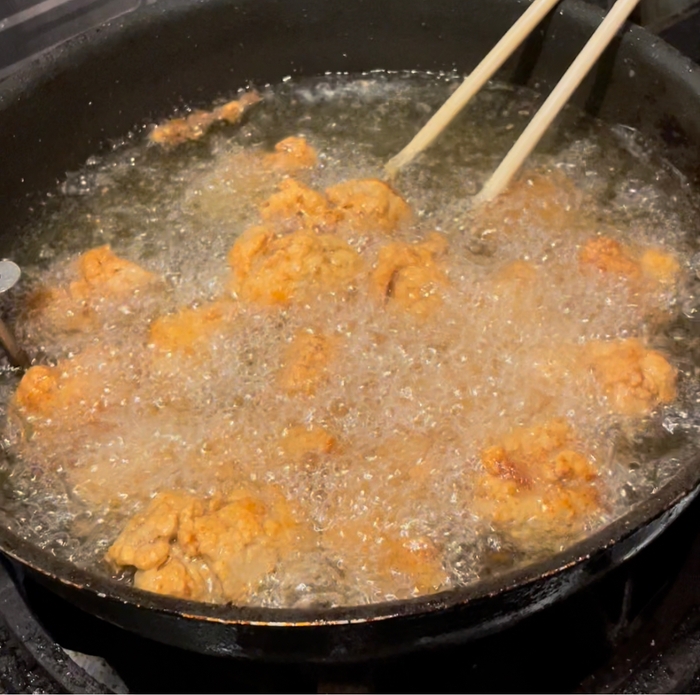 看板メニューの「リズと揚げた鳥」