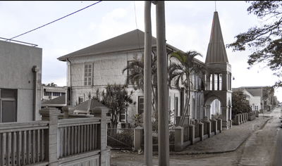 灰に覆われたトンガの街並み　　　©︎駐日トンガ大使館