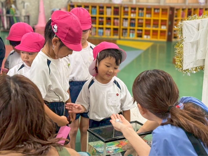 「1円玉落とし」の様子