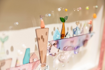 見る角度でも表情が異なります