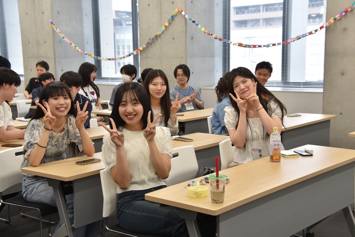 日本と韓国の学生が隣同士に座って交流