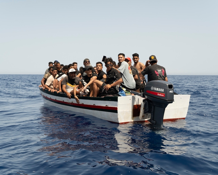 地中海を渡るには粗末すぎるボート