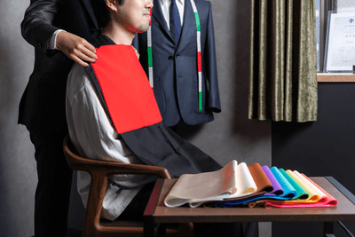 A. tailor（エーステーラー）パーソナルカラー診断・骨格診断を受ける男性