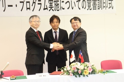 覚書調印後、がっちり握手する（左から）平野学長、加計理事長、呂学長