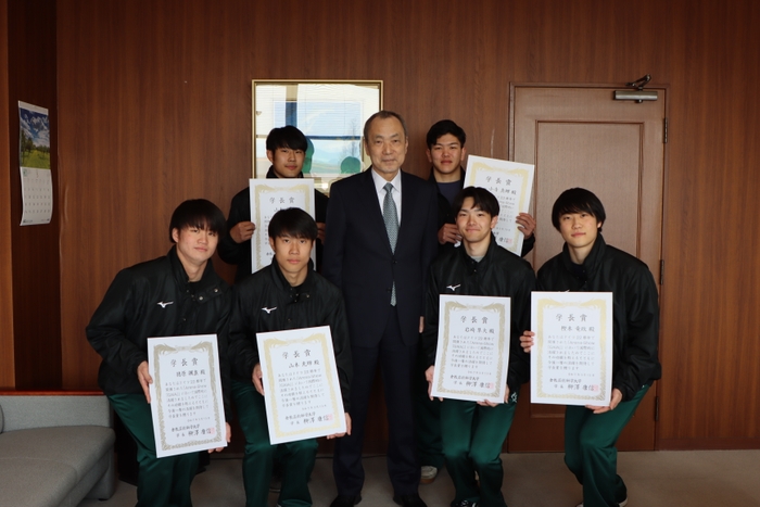 学長賞を受賞した男子新体操部員たち(中央は柳澤学長)