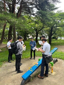 荒雄公園でマチノコエを体験する様子