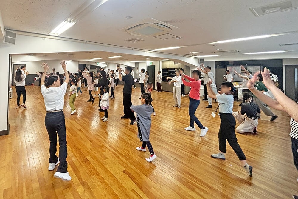 フィリピン人教師と一緒にZUMBAダンスを踊る参加者の皆さんの様子①