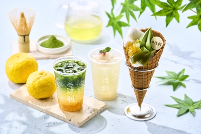 抹茶ソフト 夏のパルフェ（写真右）、白桃煎茶（写真中央）、抹茶ゆずソーダ（写真左）